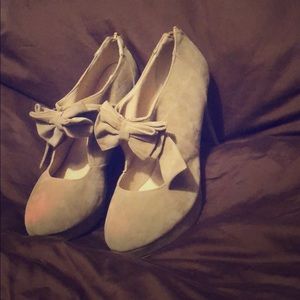 NEW Cute Holiday Nude Heels with Bows!